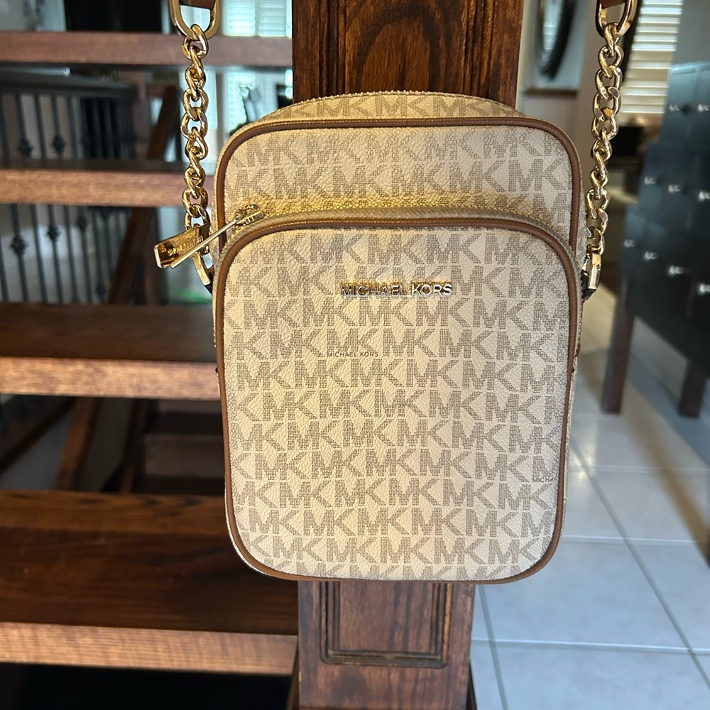 Michael Khors cross body purse